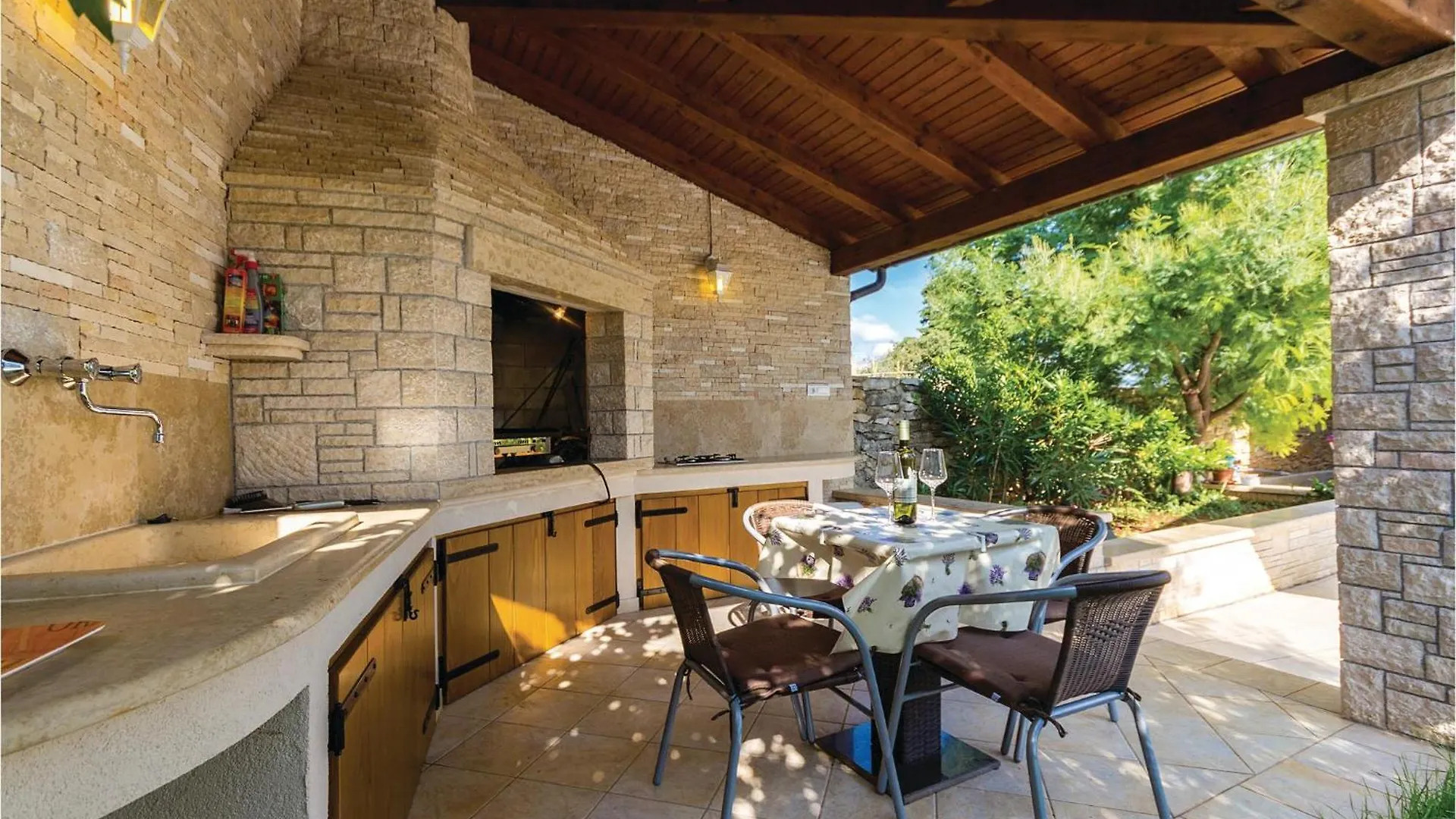 Stunning Home In Sisan With Outdoor Swimming Pool