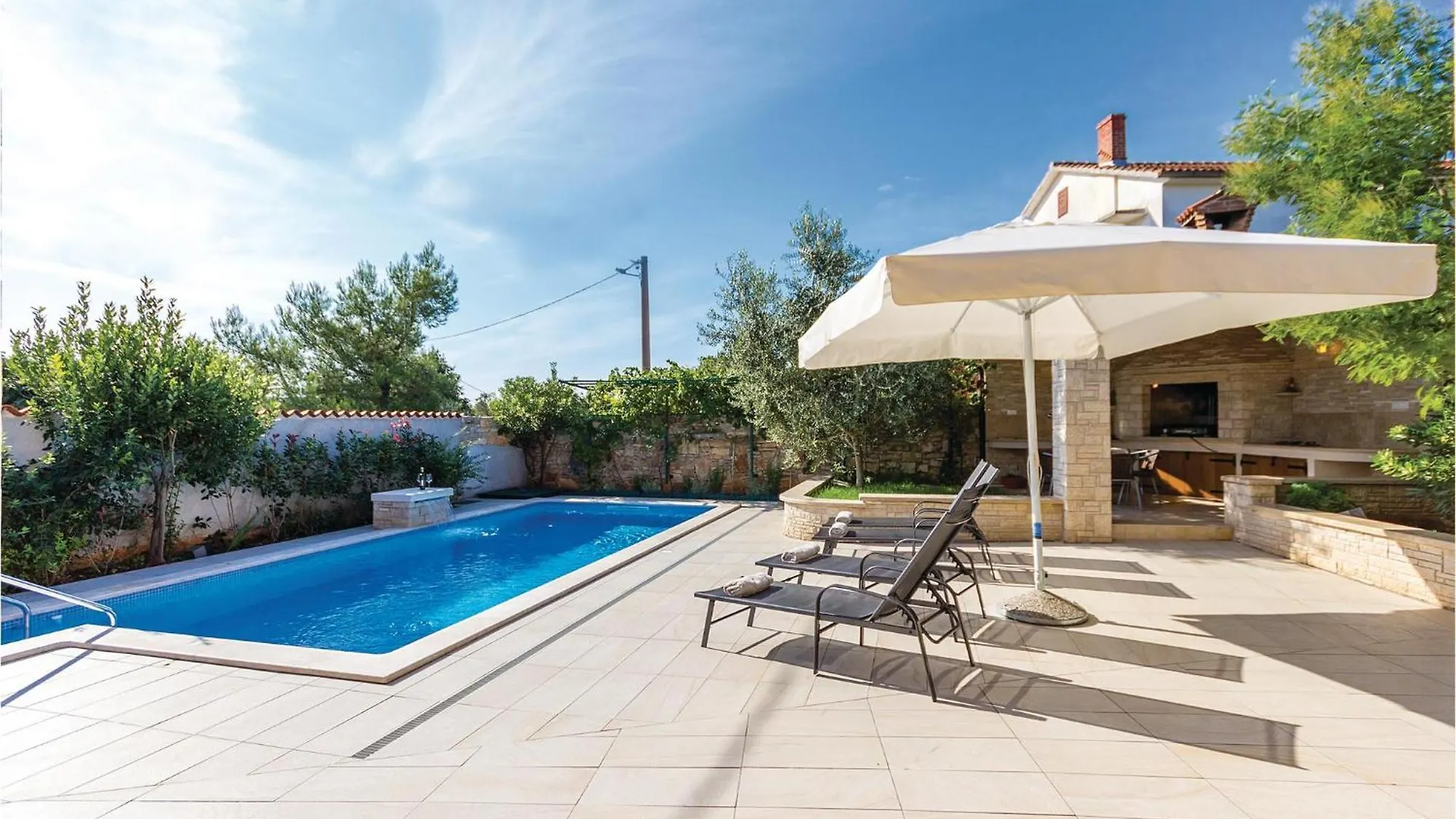 Stunning Home In Sisan With Outdoor Swimming Pool Chorwacja